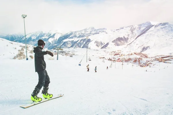 Snowboarder Rit Bergafwaarts Helling Gudauri Skigebied Georgia Kaukasus Bergen — Stockfoto
