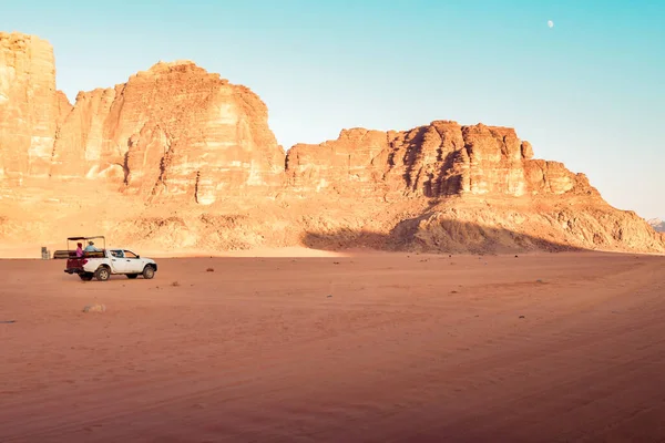 Ciężarówka Offroad Lub Suv Jazdy Wydma Słynnej Pustyni Wadi Rum — Zdjęcie stockowe