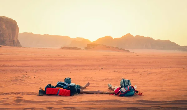 Дві Кавказькі Пари Коханців Спостерігають Захід Сонця Тримає Руки Пустелі — стокове фото