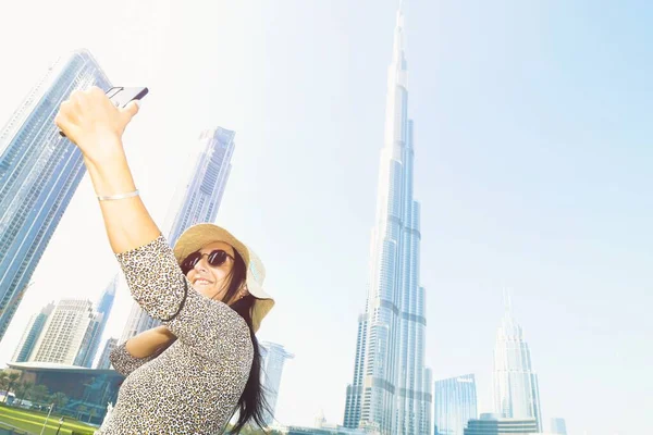 Jeune Femme Touristique Caucasienne Prend Photo Selfie Mobile Burj Khalifa — Photo