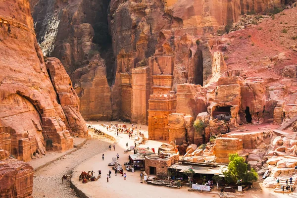 Touristischer Spaziergang Durch Gräberhöhlen Der Antiken Stadt Petra Jordanien Man — Stockfoto