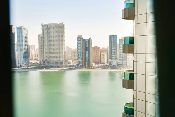Panorámás Ablakból Kilátás Magas Épületek Erkéllyel Kikötővel Sharjah Kerületben Bérelt — Stock Fotó
