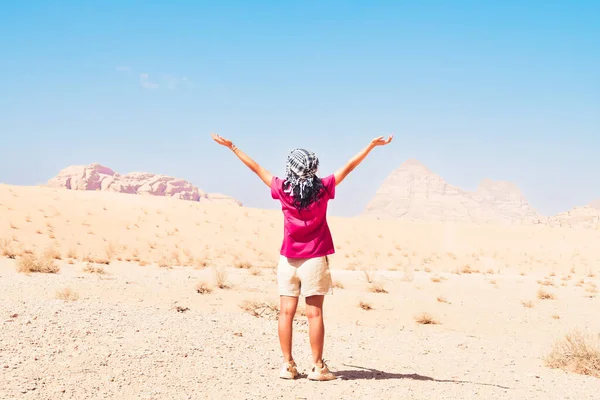 Feliz Mulher Alegre Turista Stand Com Mãos Para Cima Deserto — Fotografia de Stock