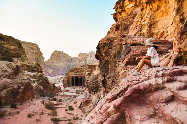 ペトラ古代都市 ヨルダンの古代の歴史的なサイト有名な旅行先と7つの不思議の一つの視点に座っている女性旅行者の観光客 ユネスコ世界遺産 — ストック写真