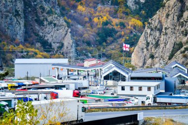 Lars sınır kapısı, Georgia. Georgia 'daki Gürcistan-Rusya sınır kapısının yanında kamyonlar duruyor. Rus Ukrayna savaş krizi ve Rusların göç kavramı