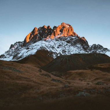 Güzel Juta Vadisi yürüyüş güzergahı manzaralı dağ karlı tepe arkaplanı. Kazbegi Ulusal Parkı manzarası
