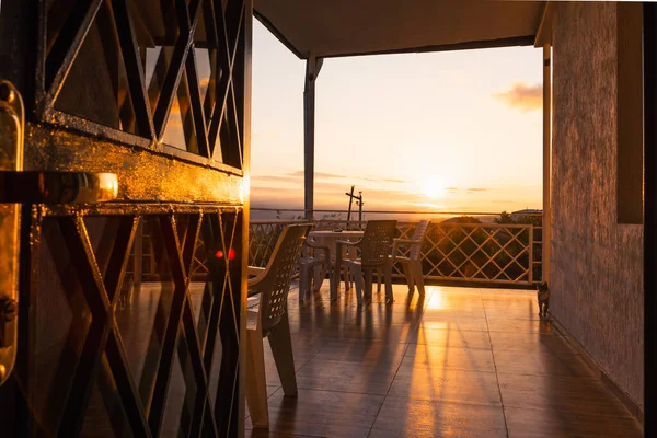 Открытые Двери Террасу Балкона Живописной Панорамой Восхода Солнца Сельской Местности — стоковое фото