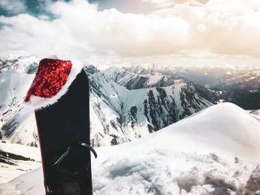 Gudauri kayak merkezinin güzel beyaz kafkas dağları üzerinde yılbaşı şapkası olan Kara Snowboard kışın en iyi manzaralı yeri. Georgia 'da kış tatili