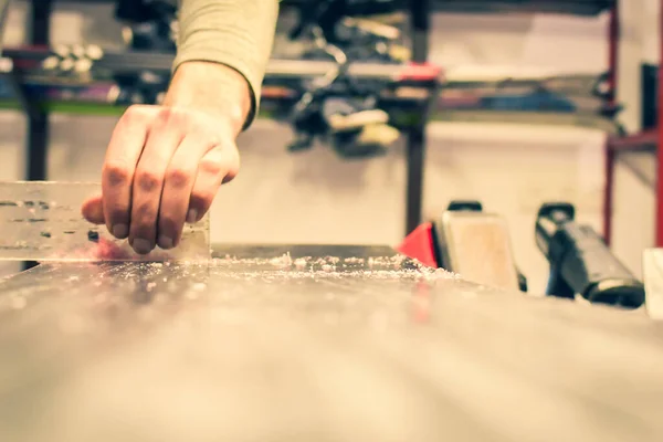 Reparatör Skrapa Vax Från Snowboard Med Skrapa Verkstad Skiduthyrning Steg — Stockfoto