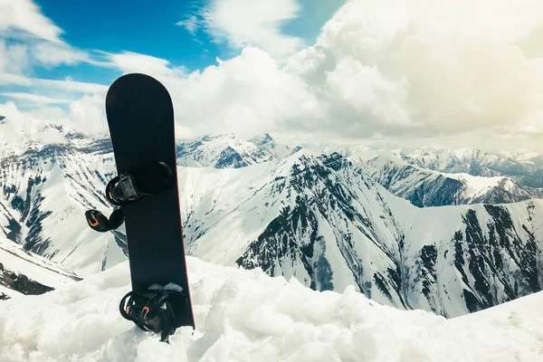 Zwart Snowboard Een Sneeuw Met Witte Bergen Achtergrond Concept Van — Stockfoto