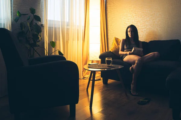 Закройте Задумчивый Беспокойный Спокойный Кавказская Женщина Одна Сидеть Дома Пить — стоковое фото