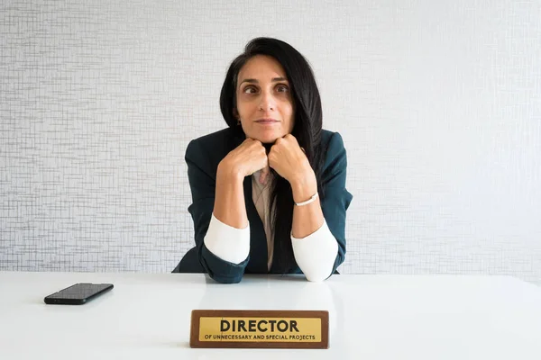 Joven Morena Caucásica Empresaria Directora Oficina Aburrida Mujer Negocios Pasa — Foto de Stock