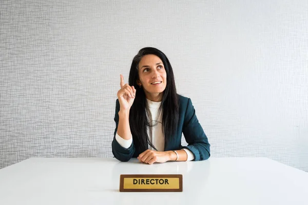 Mujer Negocios Director Empleado Dedo Mira Hacia Arriba Tiene Ideas — Foto de Stock