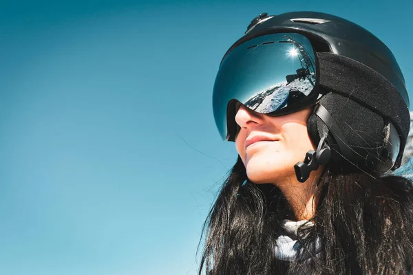 Primer Plano Retrato Persona Femenina Snowboarder Fresco Con Gafas Mirar —  Fotos de Stock