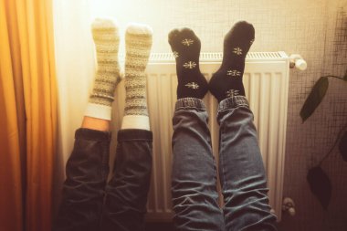 Çiftler, kış aylarında sıcak kış yünlü çoraplarıyla soğuk evde, radyatörde ayaklarını ısıtırlar. Sevgililer Günü komikleri birlikte kaloriferlerin yanında