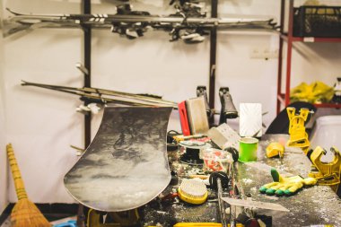 Kayak tamirhanesi ve snowboard masasında özel cila uygulanmış. Kayak kayağı ağda servisi ve hazırlık