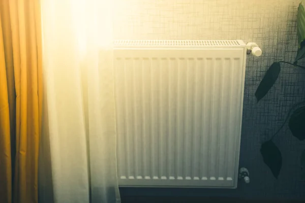 Radiatore Bianco Con Valvola Regolazione Della Temperatura Riscaldamento Centralizzato Edifici — Foto Stock