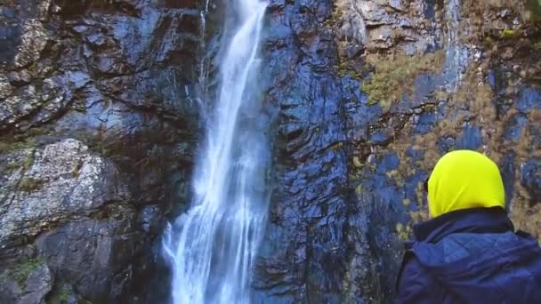 Achterzijde Van Vrouwelijke Toerist Zitten Kijken Naar Gveleti Waterval Herfst — Stockvideo