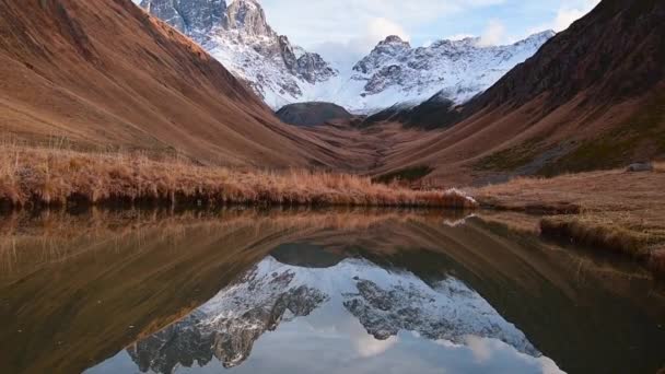 Piękna Dolina Juta Szlak Turystyczny Malowniczym Górskim Śnieżnym Tle Szczytu — Wideo stockowe