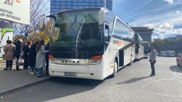 Tbiliszi Grúzia 2022 November Utasok Omni Bus Cég Autóbusza Tbiliszi — Stock videók