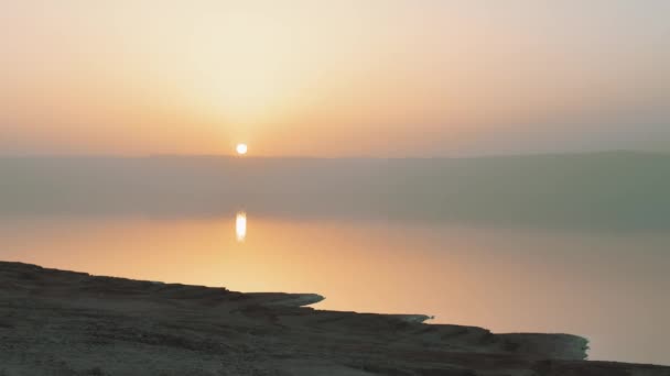 ヨルダンの視点から日没の霧の夜の死海の海岸線の風景パノラマビュー — ストック動画