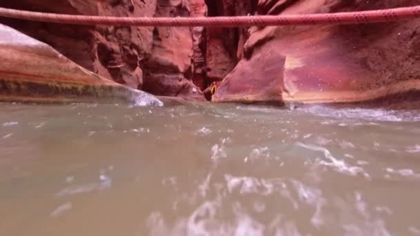 Turista Wadi Mujib Desfiladeiro Jordânia Que Entra Mar Morto 410 — Vídeo de Stock
