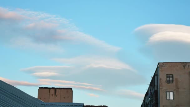 Chmury Soczewkowe Raczej Rzadkim Zjawiskiem Naturalnym Takie Chmury Powstają Grzbietach — Wideo stockowe