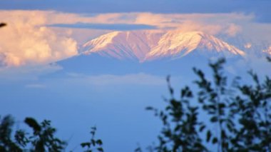 Geniş açılı geniş açılı kabarık kümülüs, Gürcistan 'ın Kakheti kentindeki Kafkas Dağları' nın üzerinden bulutları patlattı. Boşluk arkaplanı kopyala