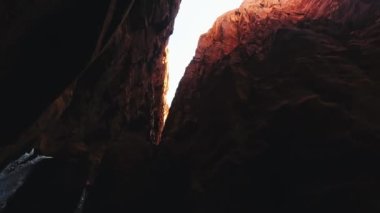 Nehir Vadisi Jordan 'daki kırmızı kaya oluşumlarının düşük açılı görüntüsü. Wadi Mujib 'in nehir kanyonu inanılmaz altın renginde. Wadi Mujib, Ölü Deniz bölgesinde yer almaktadır.
