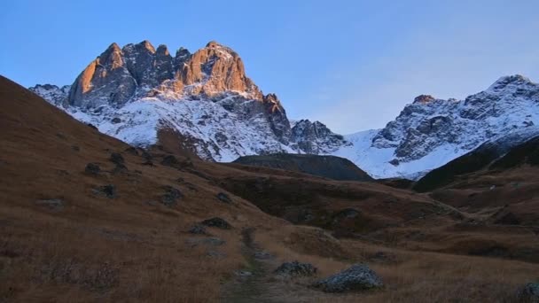 Piękna Dolina Juta Szlak Turystyczny Malowniczym Górskim Śnieżnym Tle Szczytu — Wideo stockowe