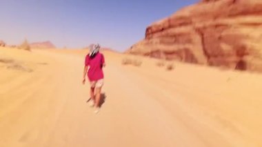 Hızlı hareket eden kadın turist yürüyüşçüsü Wadi Rom 'da tatil gezisinde vadi romu çölü yürüyüşü yapıyor. Ürdün 'de Popüler Wadi Rum Çölü