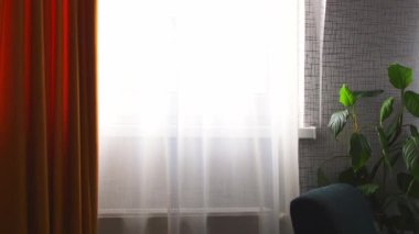 Modern binalarda pencerenin yanında hiç kimse olmadan merkezi ısıtma sistemi olan beyaz radyatör.