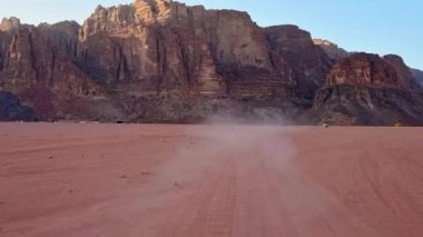 Wadi Rom 'da safari çöl turunda 4ed aracın arka koltuğundaki toz ve yol izleri. Günbatımında hızlı hareket eden turist bakış açısı