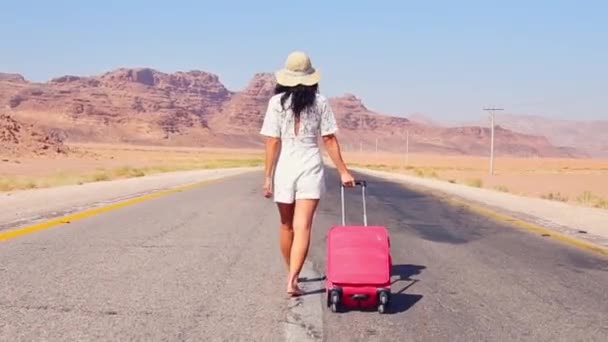 女游客提着粉红行李箱 环游世界 共度暑假 生活方式和旅行概念 在约旦的旅行 — 图库视频影像
