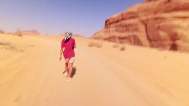 Женщина Туристка Прогуливается Пустыне Вади Время Отпуска Вади Ром Популярная — стоковое видео