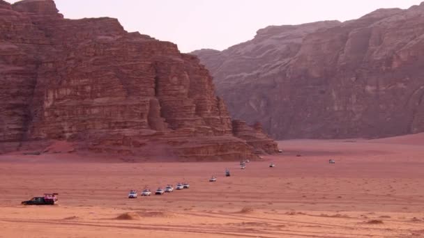 在约旦有组织的落日游览中 由4Wd系列车辆组成的Wadi Rum沙漠景观从落日的角度出发 — 图库视频影像