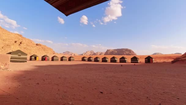 ワディ ラム砂漠 ヨルダン テントや赤い岩の形成に並んで上から日没のベドウィンキャンプの美しい景色 パノラマ風景 — ストック動画