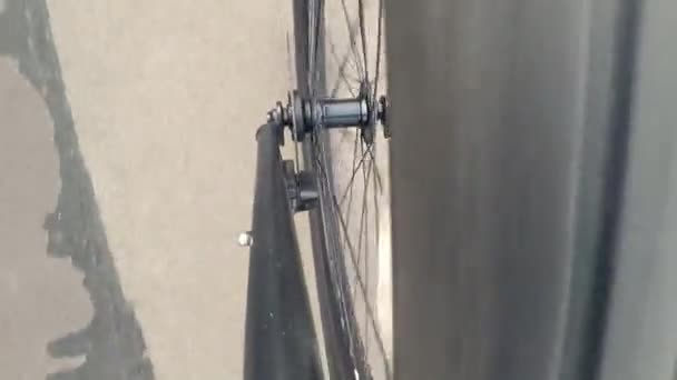 自行车轮胎顶部的观点在城市快速行驶的柏油自行车道上 路面上落了个大跟头 轮胎质量握力概念 — 图库视频影像