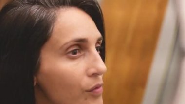 Güzel bir genç kadının portresi, kafa derisini ve saçını aynanın önünde inceliyor, saç kökleri, rengi, gri saçlar, saç dökülmesi veya kuru kafa derisi problemi.