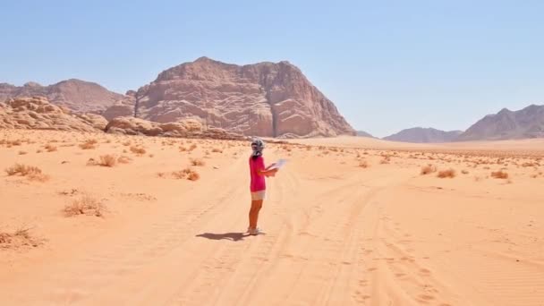 코카서스 여성은 사막에서 지도를 극도의 가지고 있습니다 하이킹 — 비디오