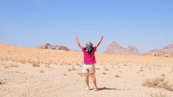 Šťastná Radostná Žena Turistické Stánek Rukama Wadi Rum Poušti Túře — Stock video