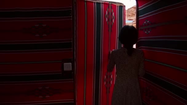 Mujer Persona Pie Campamento Beduino Desierto Dentro Tienda Tradicional Con — Vídeos de Stock