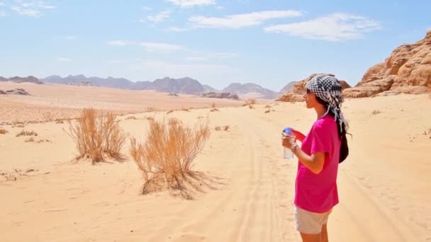 Mujer Caucásica Sedienta Beber Agua Fresca Fría Calor Extremo Desierto — Vídeo de stock