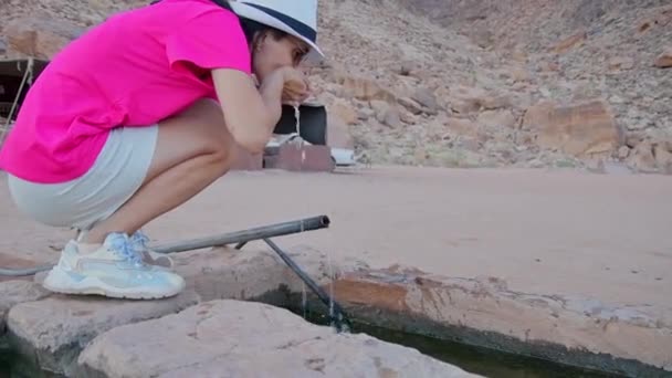 Vrouw Toeristisch Drankje Schoon Lawrence Bronwater Wadi Rum Natuurreservaat Jordanië — Stockvideo