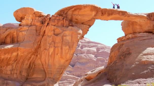 Arabski Przewodnik Beduinów Turystycznym Stoiskiem Słynnym Moście Łukowym Pustynnej Pozycji — Wideo stockowe
