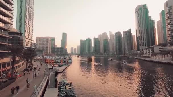 ドバイ アラブ首長国連邦 2022年10月12日 日没時にボートやスカイスクラップを持つドバイマリーナスカイライン — ストック動画