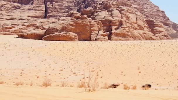 在约旦有组织的狩猎之旅中 带着4Wd系列车辆在山谷沙漠沙地路上行驶的Wadi Rum沙漠景观 — 图库视频影像