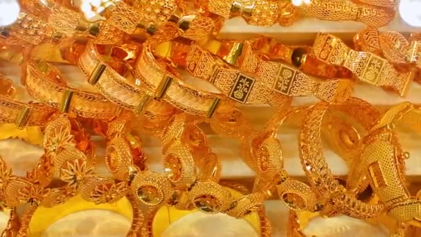 Dubai Verenigde Arabische Emiraten Oktober 2022 Diverse Gouden Armbanden Oude — Stockvideo