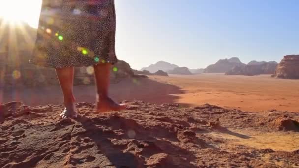 Delgado Hermosa Mujer Caucásica Parada Turística Acantilado Descalzo Ver Amanecer — Vídeos de Stock
