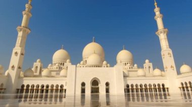 Abu dhabi, BAE - 3 Ekim 2022: Şeyh Zayed Camii açık mavi gökyüzü gününde, Abu Dabi, Birleşik Arap Emirlikleri